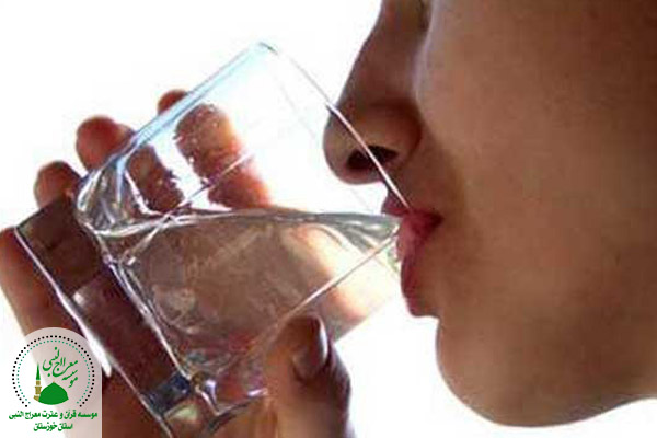 چرا برای آب خوردن در روز باید ایستاد و در شب نشست؟چرا برای آب خوردن در روز باید ایستاد و در شب نشست؟